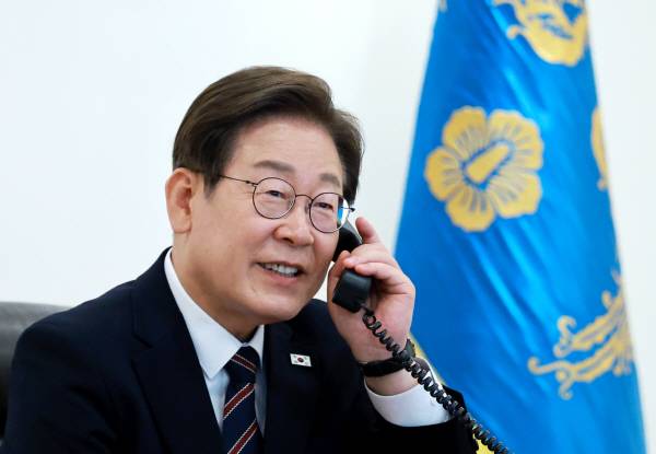 ▲ 이재명 대통령이 9일 서울 용산 대통령실 청사 집무실에서 이시바 시게루 일본 총리와 전화 통화를 위해 수화기를 들고 있다. ⓒ연합뉴스