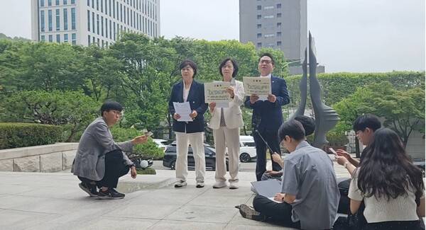 ▲더불어민주당 내란진상조사단이 16일 심우정 검찰총장과 박세현 특별수사본부장을 고발하는 기자회견을 하고 있다. 사진=추미애 TV 영상 갈무리