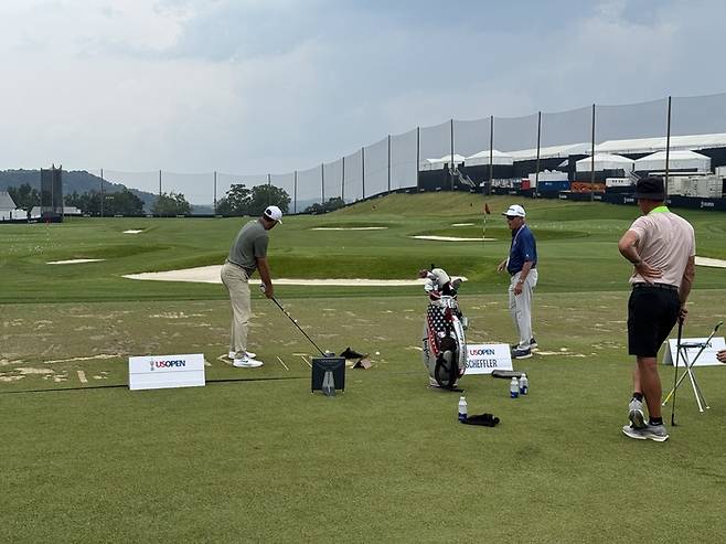 US오픈 둘째날 경기가 끝난 뒤 늦은 시간까지 연습장에 남아 주말 경기를 준비한 스코티 셰플러(왼쪽). 임정우 기자