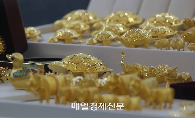 서울 종로구 한국금거래소에 골드바가 진열되어 있다. [이충우 기자]