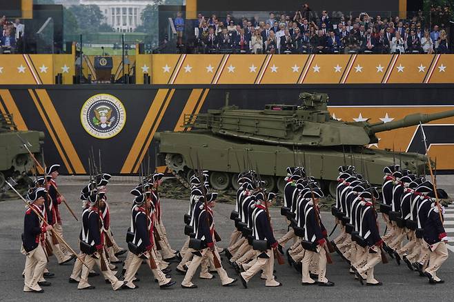 14일(현지시간) 미국 워싱턴DC에서 미 육군 창설 250주년을 기념하는 대규모 열병식이 열렸다. [AP = 연합뉴스]