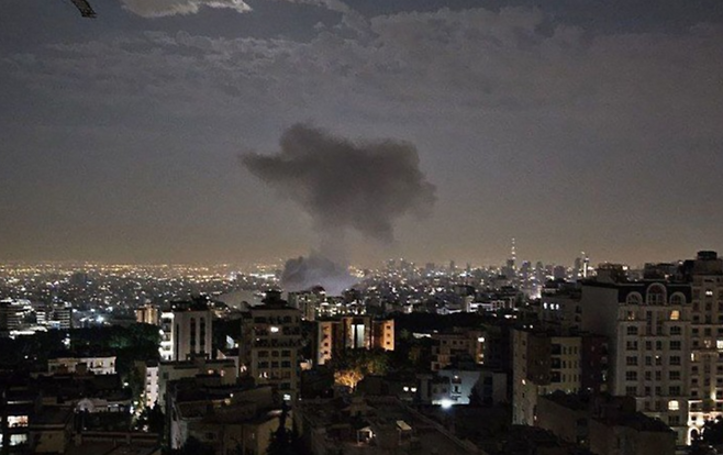 이스라엘이 13일(현지시간) 이란을 공습해 수도 테헤란의 한 지역에서 연기가 치솟고 있다.  [사진=AFP 뉴스1]