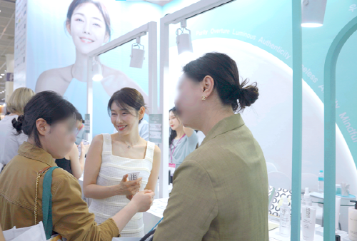 < 코엑스 ‘코스모뷰티 서울 2025’에서 POLATAM(폴라탐) CEO 이자 배우인 박탐희가 자사 시카 라인의 대표 제품을 시연하고 있다 / 사진 제공 : POLATAM >