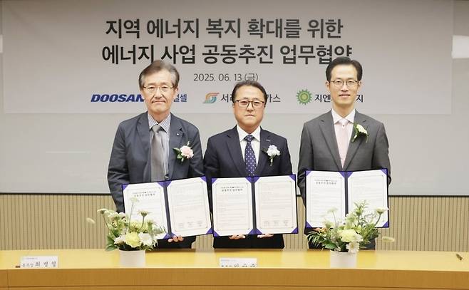 왼쪽부터 최병철 지엔씨에너지 본부장, 이승준 두산퓨얼셀 본부장, 김준석 서라벌도시가스 대표 [제공=두산퓨얼셀]