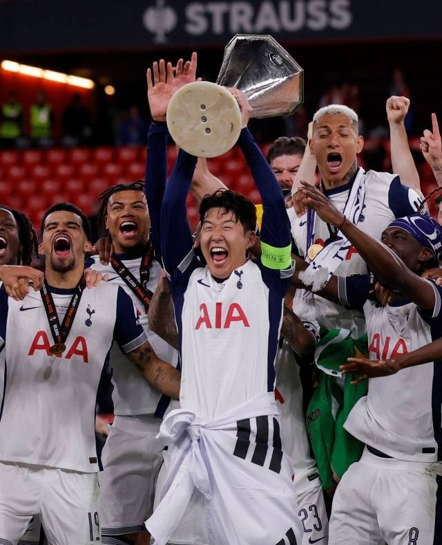 손흥민은 지난 쿠웨이트전 이후 향후 거취에 대한 질문에 “아직 계약 기간이 1년 남아 있다. 지금은 기다리는 게 맞다고 생각한다. 미래보다는 현재 위치에서 어떤 일이 있을지 지켜보는 게 좋을 것 같다. 어느 위치, 어느 자리에 있더라도 스스로 최선을 다하고 노력하는 것에 있어선 변함 없을 것이다”라고 답했다. 사진=REUTERS=연합뉴스