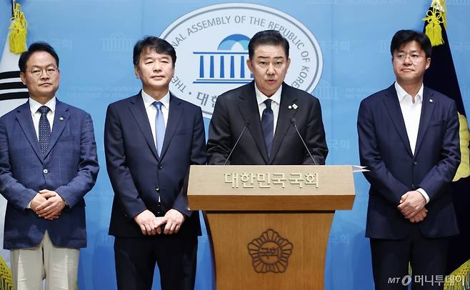 (서울=뉴스1) 김민지 기자 = 김병기 더불어민주당 신임 원내대표가 15일 오전 서울 여의도 국회 소통관에서 원내대표단 인선발표를 하고 있다.  왼쪽부터 허영 정책수석, 문진석 운영수석, 김 원내대표, 박상혁 소통수석. 2025.6.15/뉴스1  Copyright (C) 뉴스1. All rights reserved. 무단 전재 및 재배포,  AI학습 이용 금지. /사진=(서울=뉴스1) 김민지 기자