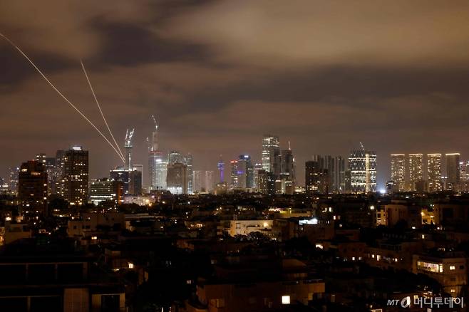 15일(현지시간), 이란의 로켓이 이스라엘 텔아비브 상공에서 발사된 가운데 이스라엘 방공 시스템이 가동되어 이란의 미사일을 요격하고 있다. /사진=AFP(뉴스1)