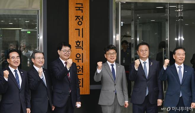 [서울=뉴시스] 김진아 기자 = 이한주(왼쪽 세번째) 국정기획위원회 위원장이 16일 서울 종로구 정부서울청사 창성동 별관에서 열린 국정기획위원회 출범 현판 제막식에서 참석자들과 제막 후 기념촬영을 하고 있다.   왼쪽 두번째부터 국정기획위원회 김용범 부위원장, 이 위원장, 진성준 부위원장, 방기선 부위원장. (공동취재) 2025.06.16.