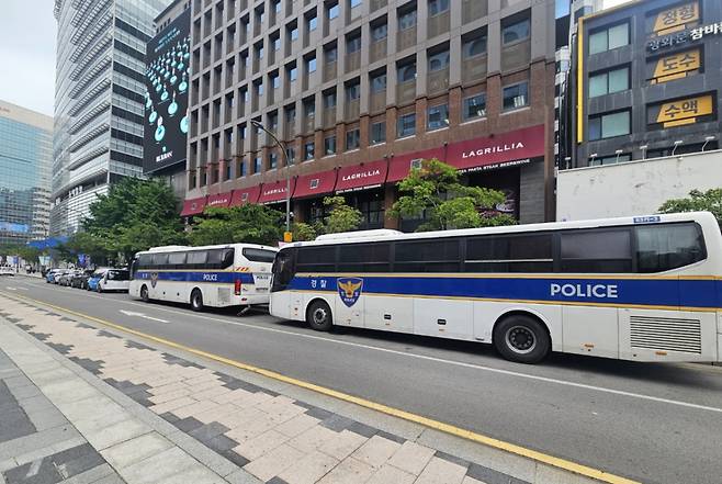 16일 오전 서울 종로구 이스라엘 대사관 앞에 기동대 버스가 2배가 배치되는 등 경비가 강화됐다./사진=박상혁 기자.