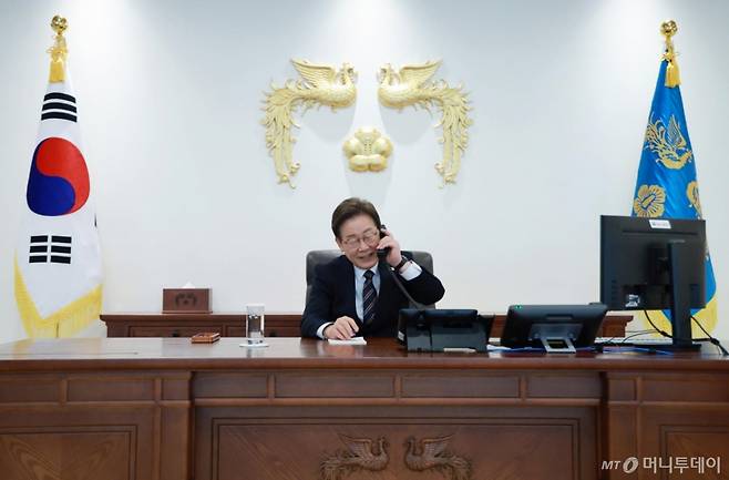 [서울=뉴시스] 고범준 기자 = 이재명 대통령이 9일 서울 용산구 대통령실 청사 집무실에서 이시바 시게루 일본 총리와 전화 통화를 위해 수화기를 들고 있다. 2025.06.09. bjko@newsis.com /사진=