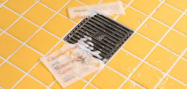 '우리아이들플러스'의 고체 화장품 시트(포장재가 물에 녹는 모습)/사진=우리아이들플러스