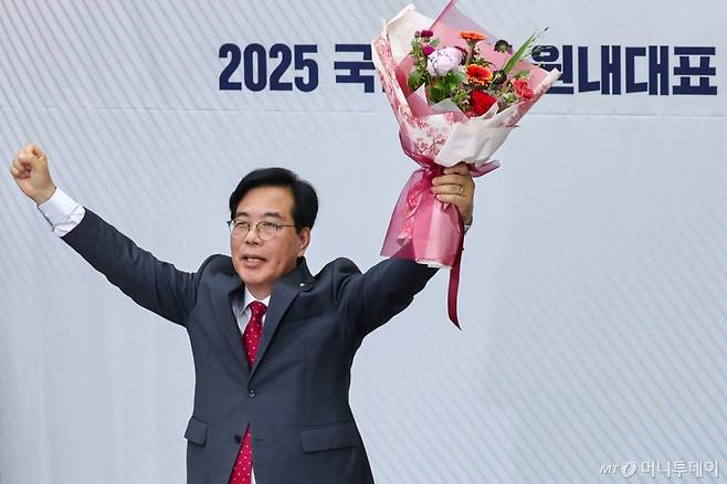 (서울=뉴스1) 안은나 기자 = 국민의힘 신임 원내대표로 선출된 송언석 의원이 16일 오후 서울 여의도 국회에서 열린 의원총회에서 꽃다발을 들어보이고 있다. 2025.6.16/뉴스1  Copyright (C) 뉴스1. All rights reserved. 무단 전재 및 재배포,  AI학습 이용 금지. /사진=(서울=뉴스1) 안은나 기자