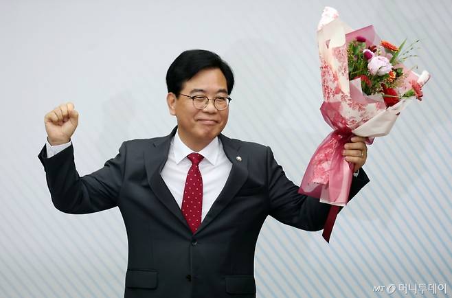 [서울=뉴시스] 고승민 기자 = 송언석 국민의힘 신임 원내대표가 16일 서울 여의도 국회에서 열린 2025 국민의힘 원내대표 선출 의원총회에서 선출 후 포즈를 취하고 있다. 2025.06.16. kkssmm99@newsis.com /사진=고승민