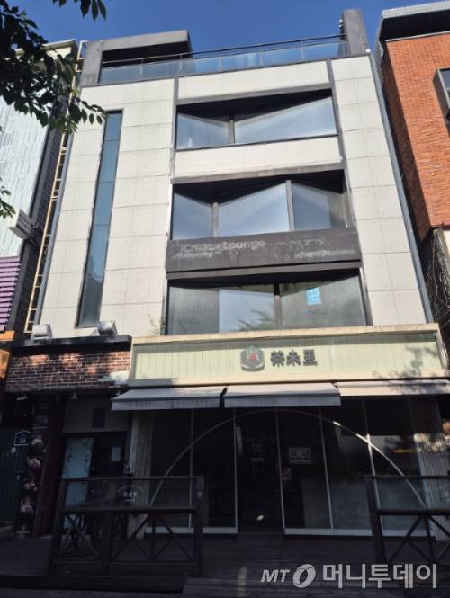 지난 11일 오후 서울 서대문구 연세로에 있는 공실. 4층짜리 건물 전체가 비어 있다./사진=유예림 기자