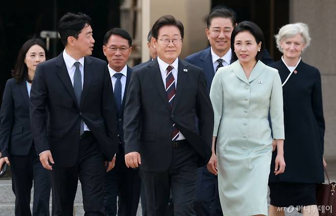 [성남=뉴시스] 고범준 기자 = 이재명 대통령과 김혜경 여사가 캐나다에서 열리는 주요 7개국(G7) 정상회의에 참석하기 위해 16일 경기 성남 서울공항에서 공군 1호기에 탑승하기 위해 이동하고 있다.   왼쪽부터 강훈식 비서실장, 황인권 경호처장, 이 대통령, 김병기 더불어민주당 당대표 직무대행 겸 원내대표, 김혜경 여사. 2025.06.16. bjko@newsis.com /사진=고범준