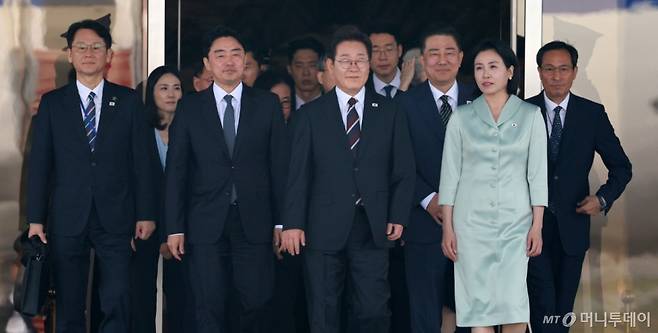 [성남=뉴시스] 고범준 기자 = 이재명 대통령과 김혜경 여사가 캐나다에서 열리는 주요 7개국(G7) 정상회의에 참석하기 위해 16일 경기 성남 서울공항에서 공군 1호기에 탑승하기 위해 이동하고 있다.   왼쪽부터 권혁기 의전비서관, 강훈식 비서실장, 이 대통령, 김병기 더불어민주당 당대표 직무대행 겸 원내대표, 김혜경 여사, 우상호 정무수석. 2025.06.16. bjko@newsis.com /사진=고범준