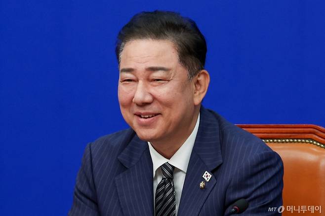 (서울=뉴스1) 안은나 기자 = 김병기 더불어민주당 대표 직무대행 겸 원내대표가 16일 오전 서울 여의도 국회에서 열린 최고위원회의에 참석해 미소짓고 있다. 2025.6.16/뉴스1  Copyright (C) 뉴스1. All rights reserved. 무단 전재 및 재배포,  AI학습 이용 금지. /사진=(서울=뉴스1) 안은나 기자