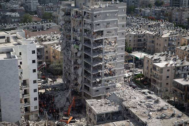 15일(현지 시간) 이스라엘 중부 바트얌의 한 건물이 이란이 발사한 미사일 공격으로 파괴돼 있다. 이스라엘 국영 칸TV에 따르면 지난 13일부터 이어진 이란의 보복 공격으로 인한 사망자는 14명에 달한다./AP=뉴시스