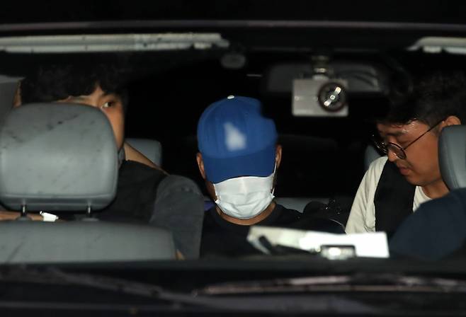 대구에서 스토킹 해오던 여성을 살해한 피의자 A씨가 15일 오전 대구성서경찰서로 압송되고 있다.  A씨는 지난 10일 오전 3시30분쯤 대구 달서구 장기동의 한 아파트 외벽 가스배관을 타고 50대 여성 B씨 집에 침입해 살해한 뒤 도주했다가 나흘만인 14일 오후 10시45분쯤 세종시 조치원읍에서 경찰에 체포됐다./사진제공=뉴스1