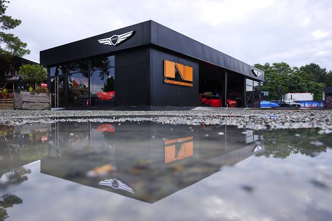 제네시스는 르망 25시 제조사 빌리지에서 다양한 전시를 선보였다. /사진=제네시스