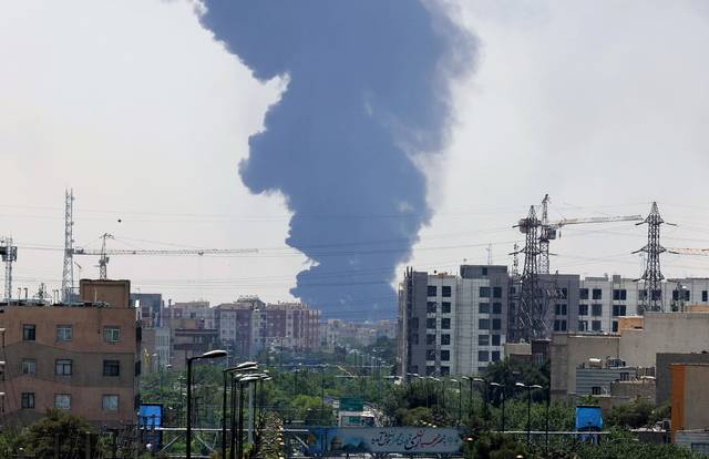 15일 이란 테헤란 남부의 정유시설에서 연기가 나고 있다. EPA 뉴시스