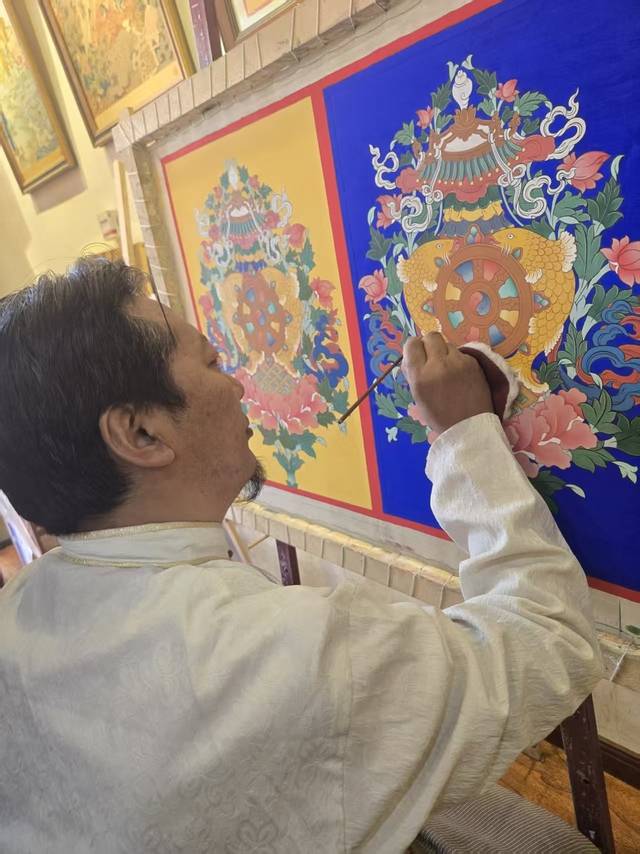 샤허현 탕카 마을에서 한 예술인이 탕카 예술을 선보이고 있다.