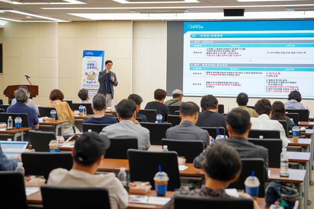 우리은행이 지난해 6월 서울 중구 본점에서 개최한 ‘개인형 퇴직연금(IRP) 세미나’에서 참석자들이 퇴직연금 활용방안에 대한 강연을 듣고 있다.  우리은행 제공