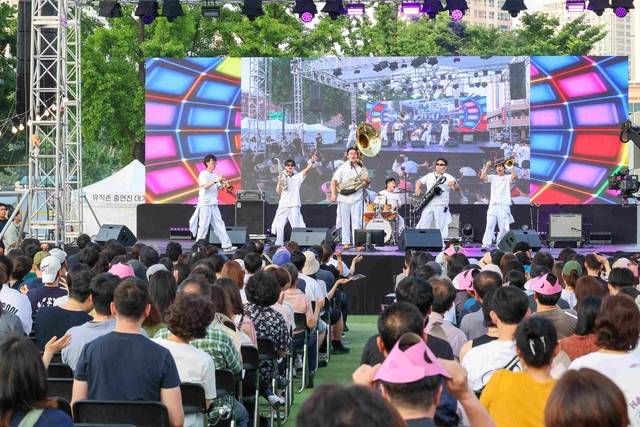 14일 고속버스터미널 광장에서 ‘2025 서초뮤직앤아트페스티벌’이 펼쳐지고 있다. 서초구청 제공