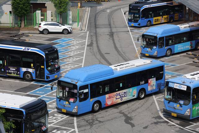 서울 시내버스가 정차해 있다. 연합뉴스