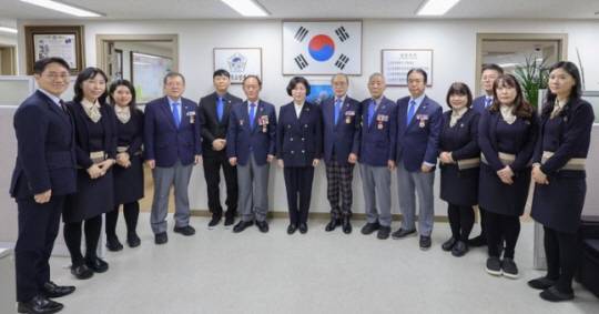 강정애 (왼쪽 일곱번째) 국가보훈부 장관이 지난 2024년 1월 8일 서울 서초구 고엽제전우회를 방문해 황규승 고엽제전우회장 등과 기념촬영 하고 있다. 국가보훈부 제공