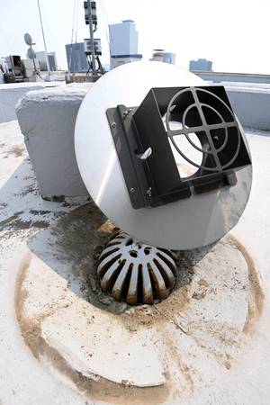 지난 12일 서울 강남역 인근 한국과학기술회관 옥상 배수구 위에‘10㎝ 월류형 배수 홈통’이 세워져 있다.  문호남 기자