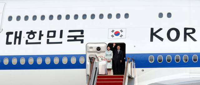 주요 7개국(G7) 정상회의에 참석하는 이재명 대통령이 김혜경 여사와 16일 성남 서울공항 공군 1호기에서 출국하기 전 인사하고 있다. 연합뉴스