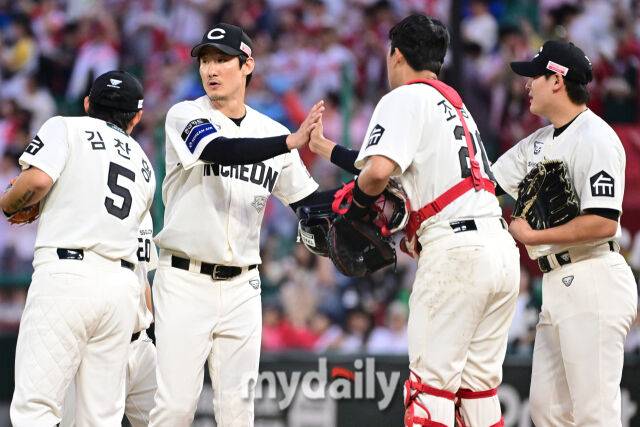 15일 오후 인천SSG랜더스필드에서 진행된 '2025 프로야구 KBO리그' 롯데-SSG의 경기. 1-0으로 승리한 SSG 선수들이 마운드에서 하이파이브를 하고 있다./인천 = 곽경훈 기자