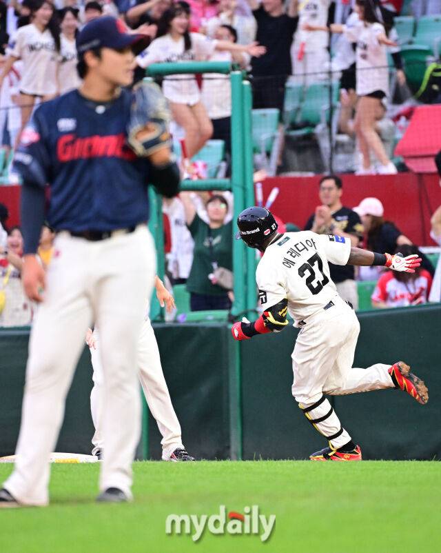 15일 오후 인천SSG랜더스필드에서 진행된 '2025 프로야구 KBO리그' 롯데-SSG의 경기. SSG 에레디아가 6회말 롯데 선발 이민석을 상대로 선제 솔로 홈런을 때린 뒤 그라운드를 돌고 있다./인천 = 곽경훈 기자