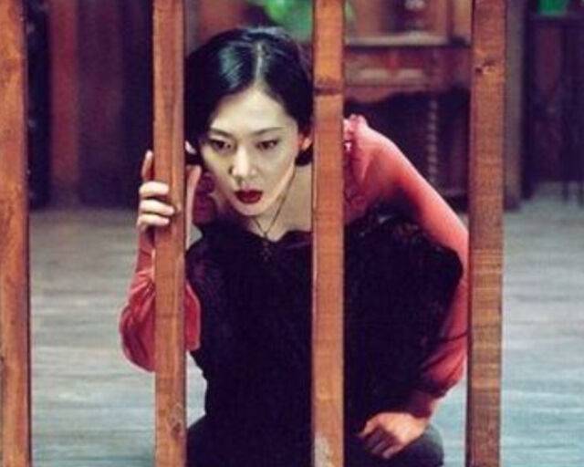 염정아가 영화 '장화 홍련'에서 무서운 계모 역을 맡아 눈길을 끌었다. / 영화 '장화 홍련'