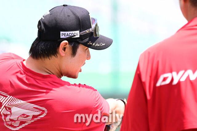 1군 엔트리에서 제외된 SSG 최정이 선크림이 지워질 정도로 맹훈련을 하고 있다.