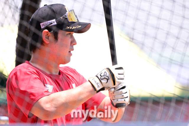 SSG 최정이 배팅게이지에서 손시헌 코치가 직접 던져주는 배팅볼을 바라보고 있다.