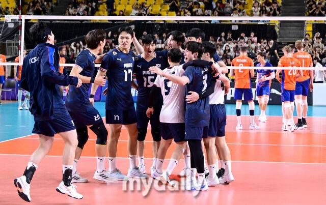 남자배구 대표팀이 네덜란드와의 평가전에서 승리한 뒤 기뻐하고 있다 / 천안 = 유진형 기자 zolong@mydaily.co.kr