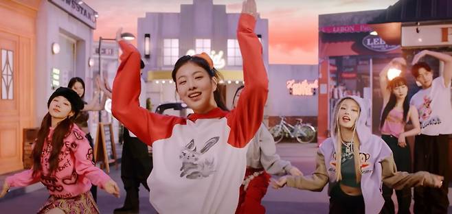 영국팝 메인차트 톱10에 올라있는 피프티피프티. [유튜브 뮤직비디오 캡쳐]