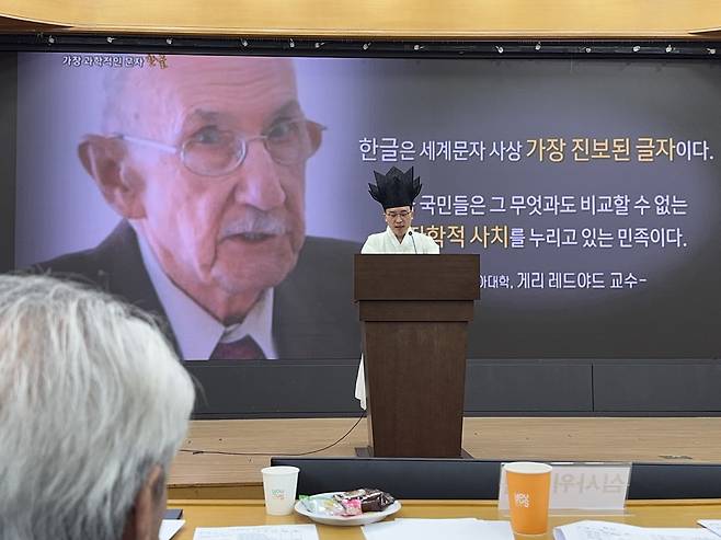 제29회 세계한국어웅변대회 대한민국 선발대회에 참여한 일반부 한영용 씨가 한글을 주제로 한 웅변대회에서 한복을 입고 연설에 임해 눈길을 끌고 있다.  <사진=한국스피치웅변협회>