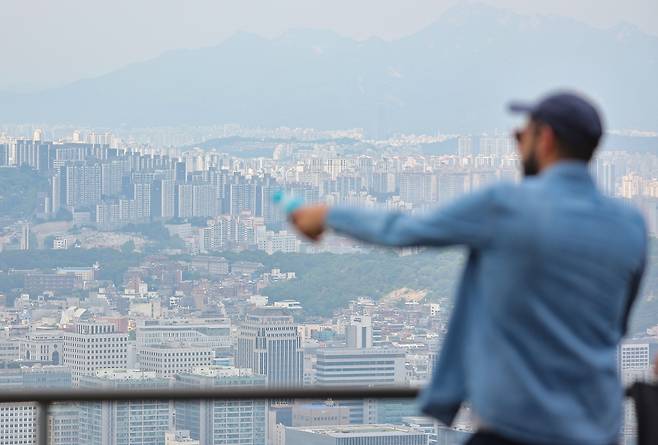 서울 남산에서 바라본 아파트 단지 모습. [연합]
