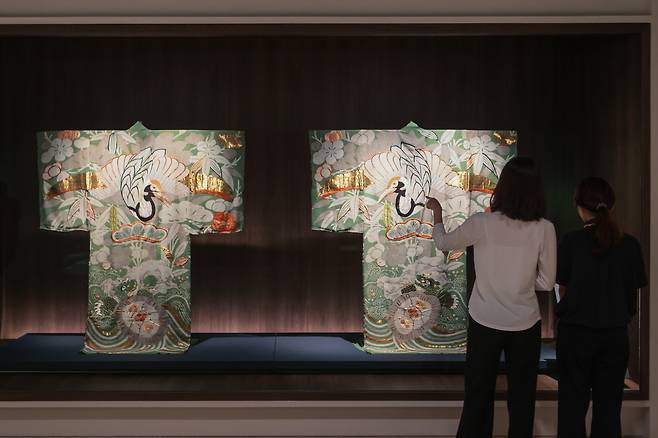 17일 국립중앙박물관에서 개막하는 특별전 ‘일본미술, 네 가지 시선’에 출품된 ‘옷 모양 이불’. 옷처럼 보이는 에도 시대 이불이다. 한 쌍을 나란히 놓으면 부리를 벌린 학과 다문 학이 서로 마주 보게 된다. 이는 원만한 부부 사이를 상징한다. [연합]