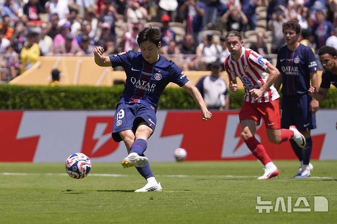 [패서디나=AP/뉴시스] 프랑스 프로축구 리그앙 파리 생제르맹(PSG)의 이강인. 2025.06.15.