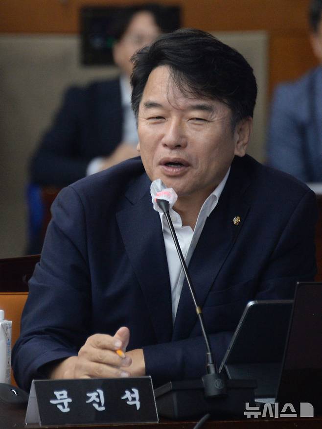 [전주=뉴시스] 김얼 기자 = 문진석 더불어민주당 국회의원이 14일 전북 전주시 전북특별자치도청 대회의실에서 열린 '2024년 국회 국토교통위 국정감사'에 참석해 발언하고 있다. 2024.10.14. pmkeul@newsis.com