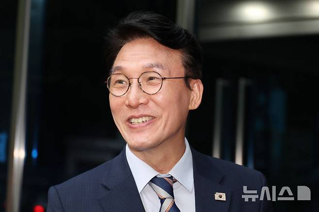 [서울=뉴시스] 김명원 기자 = 김민석 국무총리 후보자가 16일 오전 서울 종로구 통의동 금감원연수원에 마련된 인사청문회 준비단 사무실에 출근하며 기자의 질문에 다시 나와 답하고 있다. 2025.06.16. kmx1105@newsis.com