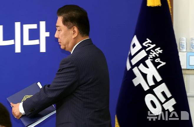 [서울=뉴시스] 조성봉 기자 = 김병기 더불어민주당 당 대표 직무대행 겸 원내대표가 16일 오전 서울 여의도 국회에서 열린 최고위원회의에 참석하고 있다. 2025.06.16. suncho21@newsis.com