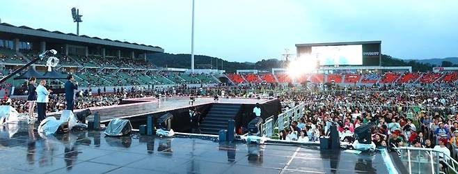 다이브 페스티벌 폐막 인사하는 조길형 충주시장과 김낙우 시의장. *재판매 및 DB 금지