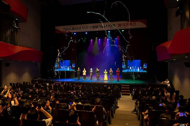 [부산=뉴시스] 지난해 열린 제19회 부산국제마술페스티벌 매직갈라쇼 및 개막식 모습. (사진=부산국제마술페스티벌 제공) 2025.06.16. photo@newsis.com *재판매 및 DB 금지
