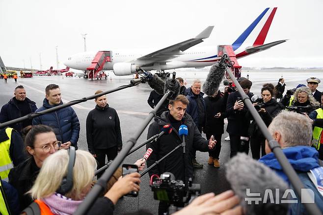 [누크=AP/뉴시스] 에마뉘엘 마크롱 프랑스 대통령이 15일(현지시간) 그린란드 누크를 방문해 취재진의 질문에 답하고 있다. 2025.06.16.