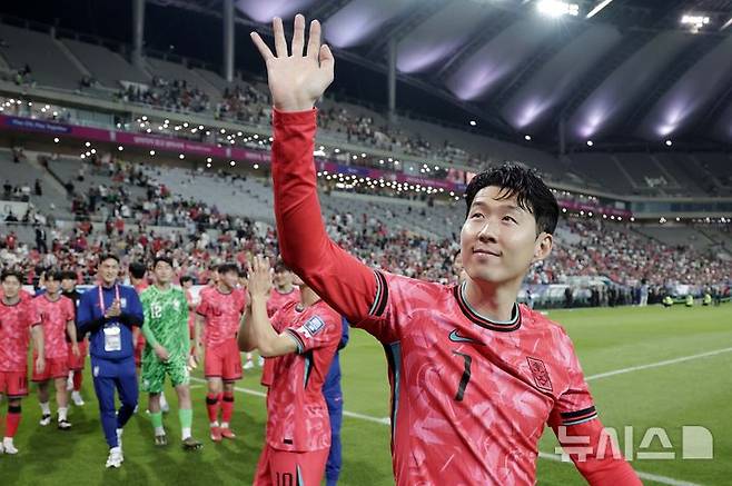 [서울=뉴시스] 최동준 기자 = 지난 11회 연속 월드컵 본선 진출에 성공한 한국 축구대표팀 손흥민이 10일 서울 마포구 서울월드컵경기장에서 열린 2026 국제축구연맹(FIFA) 북중미월드컵 아시아 3차 예선 쿠웨이트와 경기를 마치고 경기장을 돌며 관중들에게 인사하고 있다. 2025.06.10. photocdj@newsis.com